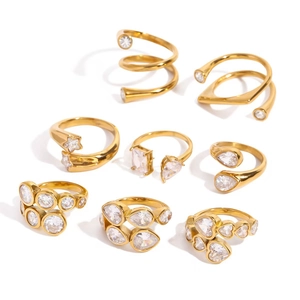 Ensemble de bagues dorées avec oxydes de zirconium géométriques et design en spirale élégant