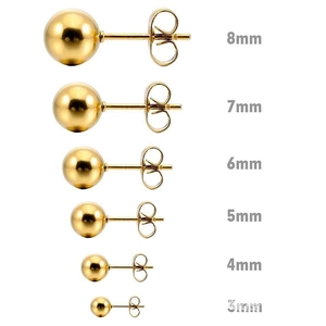 Set aus 6 Paar vergoldeten Kugelohrsteckern in den Größen 3mm bis 8mm auf weißem Grund