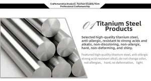 Détail de la texture en acier titane poli hypoallergénique et résistant aux acides