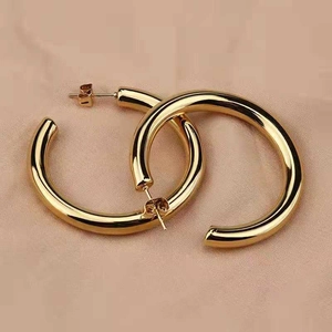 Grandes boucles d'oreilles créoles C dorées minimalistes avec finition miroir poli
