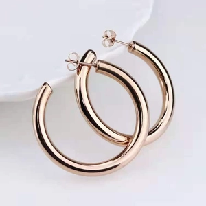 Boucles d'oreilles créoles minimalistes en tube creux or rose avec fermoirs papillon