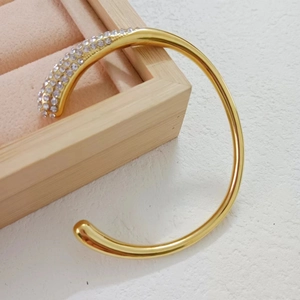 Détail d'un bracelet jonc plaqué or 18K avec sertissage pavé de zircons cubiques