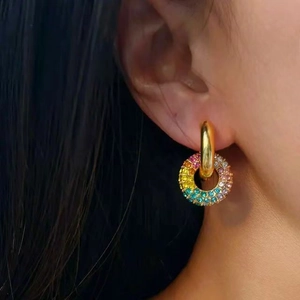 Detalle de pendientes de acero inoxidable oro 18K con pavé de cristales arcoíris
