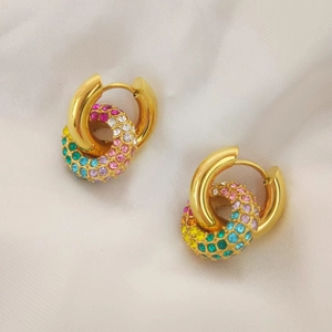 Pendientes de aro bañados en oro de 18k con cristales arcoíris sobre seda blanca
