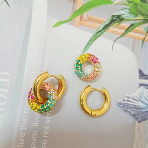 Pendientes de aro de acero bañados en oro 18K con dijes de cristales de arcoíris