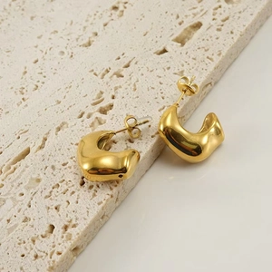 Boucles d'oreilles créoles irrégulières en forme de C dorées 18K sur plateau en pierre