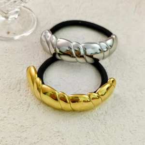Minimalistische Haargummis aus 18k Gold und Silber Edelstahl mit geripptem Metalldesign