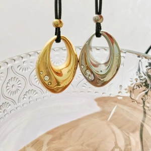 Detail von 18K Gold Wassertropfen-Anhänger mit Zirkonia an schwarzer Lederkordel