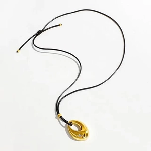 Minimalistische 18K vergoldete Tropfenhalskette mit Zirkon an schwarzer Kordel