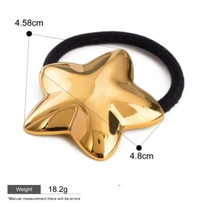 Dettaglio elastico per capelli a stella in oro 18k, dimensioni precise di 4,58cm per 4,8cm