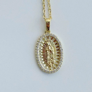 Collar vintage con colgante de Virgen María dorada y borde de circonitas brillantes