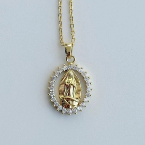 Collar vintage de la Virgen María con medallón ovalado dorado y circonitas blancas