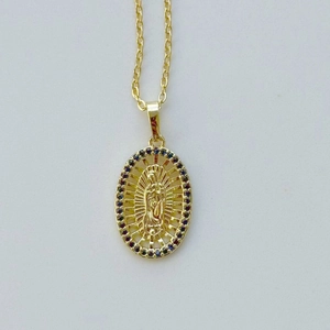 Collar vintage dorado con colgante de Virgen María y borde de piedras preciosas oscuras