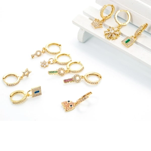 Set aus goldenen Ohrringen mit Zirkonia-Anhängern in Schlüssel- Stern- und Herzform