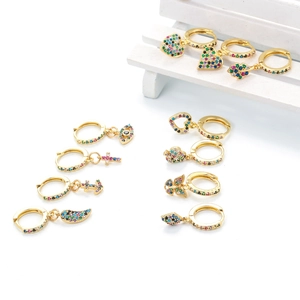 Goldene Ohrringe mit bunten Zirkonia-Anhängern wie Herz, Kreuz und blauem Auge Motiven