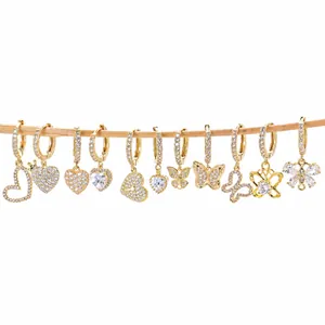 Elegante set di orecchini a cerchio dorati con cuori traforati e farfalle in zircone