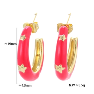 Détail de boucles d'oreilles créoles roses avec relief d'étoile dorée et dimensions