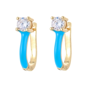 Gros plan de boucles d'oreilles dorées en C avec émail bleu ciel et zircone