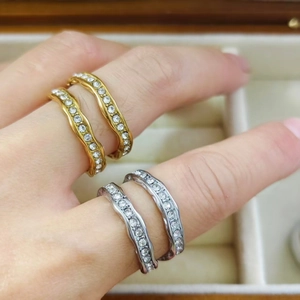 Set aus 18K vergoldeten Edelstahl-Wellenringen mit funkelndem Zirkonia-Pavé-Besatz
