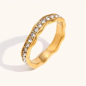 18K vergoldeter Edelstahlwellenring mit funkelnden Pavé-Kristallen für Damen