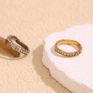 Unregelmäßige Wellenringe in Gold und Silber mit vollständigem Kristallbesatz