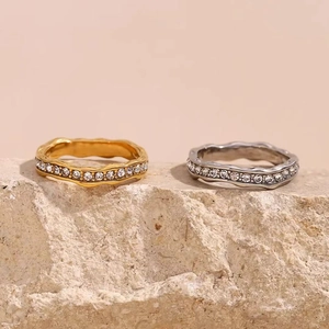Mode 18K vergoldete Edelstahlringe in Wellenform mit klarem Zirkonia-Besatz