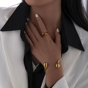 Set minimalista con bracciale e anello a goccia dorato in acciaio inossidabile lucido