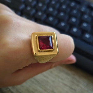 Bague chevalière classique plaquée or 18 carats avec pierre précieuse rouge carrée