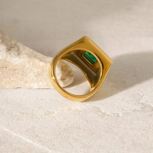 Bague classique en acier inoxydable plaqué or 18K avec zircon vert sur pierre blanche