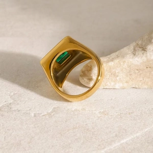 Chevalière classique en acier plaqué or 18K sertie d'une pierre vert émeraude