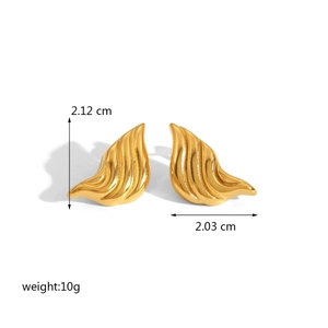Detail view of gold wavy earrings with 2.12cm height and 2.03cm width dimensions