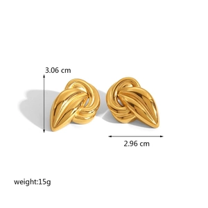 Detail view of gold vintage knot earrings with dimensions 3.06cm and weight 15g