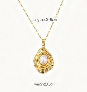 Detail van 40+5cm gouden ketting met onregelmatige hanger en witte zoetwaterparel
