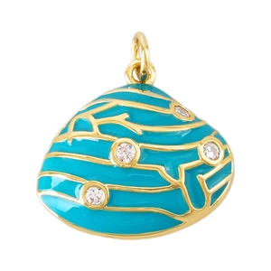 Détail de pendentif coquillage en émail bleu avec texture dorée et zircons