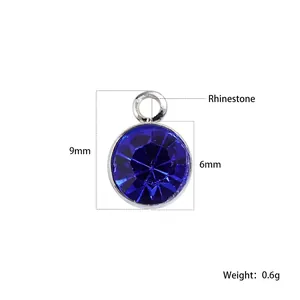 Dettaglio macro di un ciondolo blu con pietra portafortuna da 6mm con bordo argento e 9mm