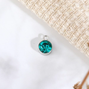 Dettaglio ravvicinato di un ciondolo con pietra portafortuna turchese da 6mm in argento