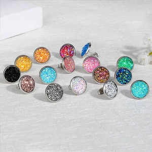 Bunte runde Edelstahl-Ohrstecker mit glitzernden Harzsteinen in verschiedenen Farben