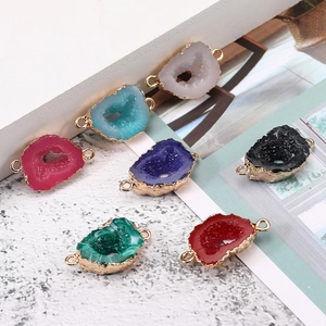 Macro-opname van kleurrijke druzy agaat verbindingen met gouden randen voor DIY sieraden