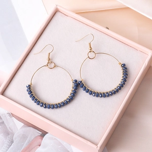 Boho Golddraht Ohrringe mit dunkelblauen Perlen in einer rosa Schmuckschatulle