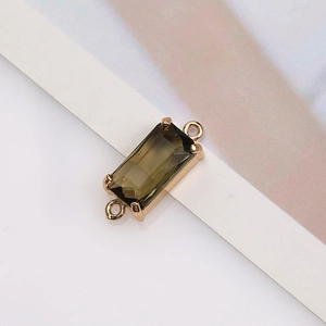 Detail eines rechteckigen rauchbraunen K9 Kristallanhängers mit goldenen Ösen für DIY-Schmuck