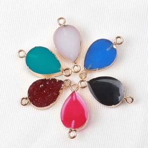 Detalle de conectores de resina en forma de gota con bucles dobles dorados para joyería DIY