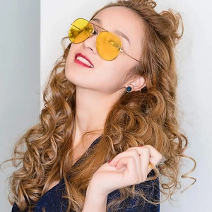 Lunettes aviateur classiques dorées avec verres jaunes translucides et monture en métal