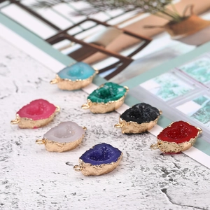 Macro-detail van kleurrijke druzy hars lippenhangers met vergulde randen voor armbanden