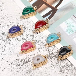 Macro-opname van kleurrijke druzy agaat lippenhangers met vergulde randen voor sieraden