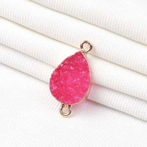 Vista macro de conector druzy rosa en forma de gota con borde dorado para joyería