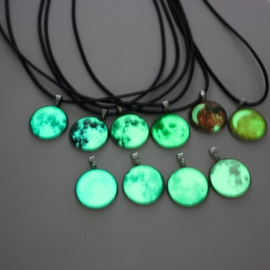 Collane tonde luminose con trama lunare su cordoncini neri e ganci in metallo argento