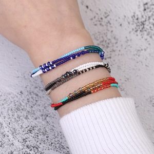Bracelet bohème fait main multicouche en perles de rocaille avec accents colorés
