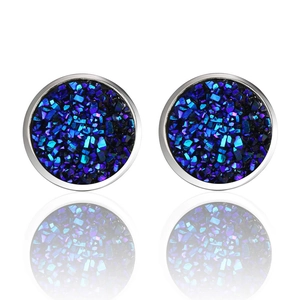 Nahaufnahme der Edelstahl-Ohrstecker mit glitzerndem blauem Druzy-Kristall-Inlay