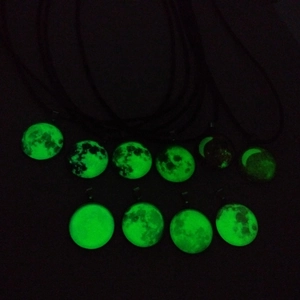 Collana con ciondolo fasi lunari che mostra una luce verde fluorescente al buio