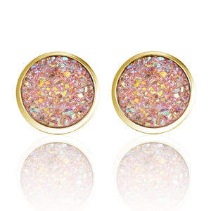Makroaufnahme von vergoldeten runden Ohrringen mit rosa Druzy-Kristall-Inlays